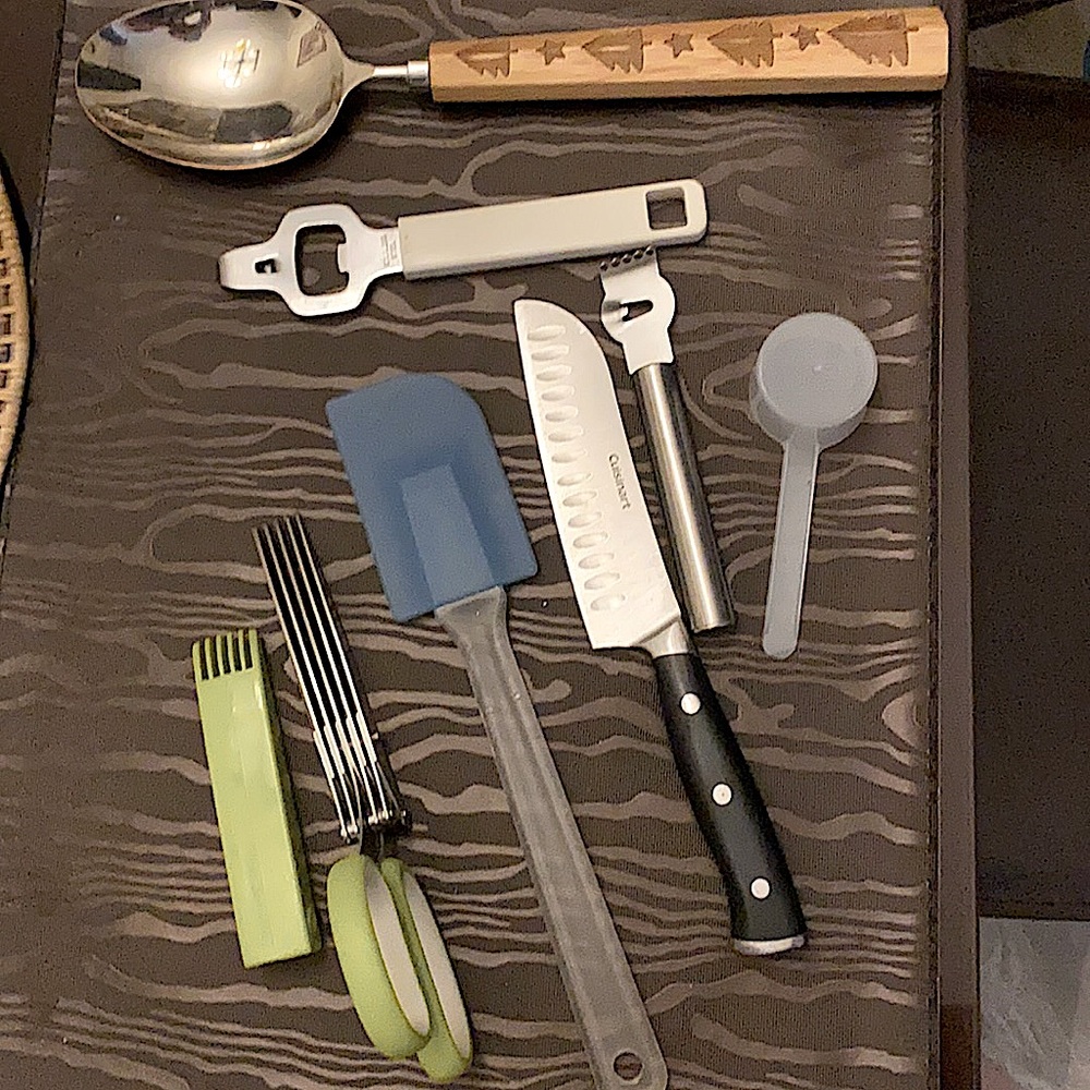 Lot of seven various kitchen utensils in GUC